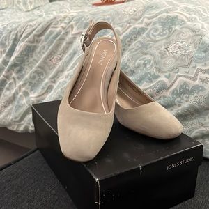 Grey/taupe small closed toe Vionic heels. Size 8